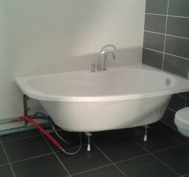 La baignoire (avant la pose du tablier)